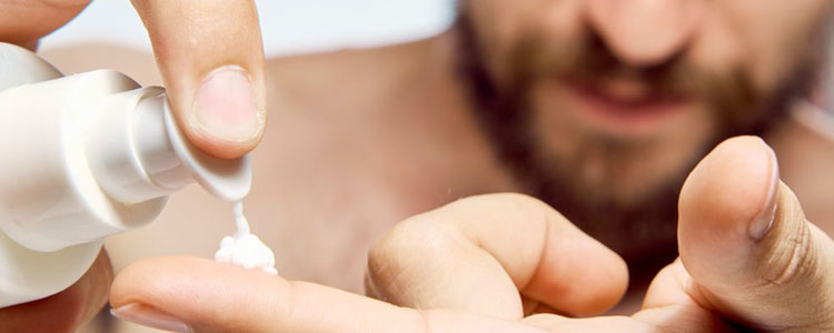 Uomo: ecco come prenderti cura della tua pelle